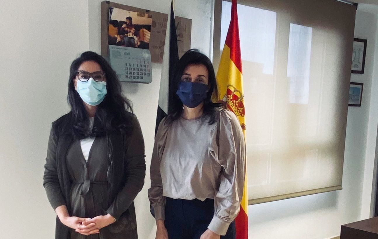 Dunia Mohamed se reúne con la directora provincial de Educación
