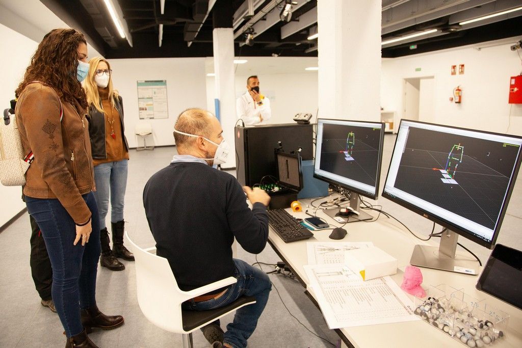 Lorena Miranda visita las instalaciones del laboratorio HubemLAB