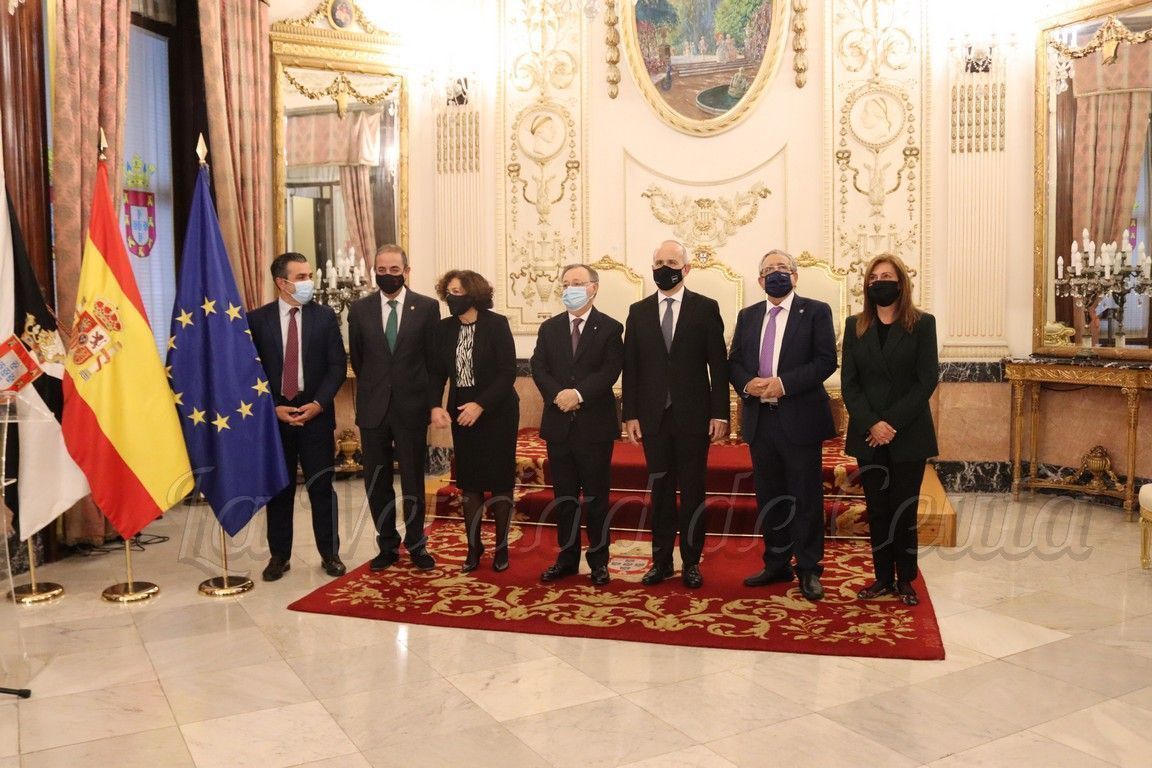 Vivas califica como “acontecimiento histórico” la presencia de los rectores de Granada, Málaga, Sevilla y la UNED