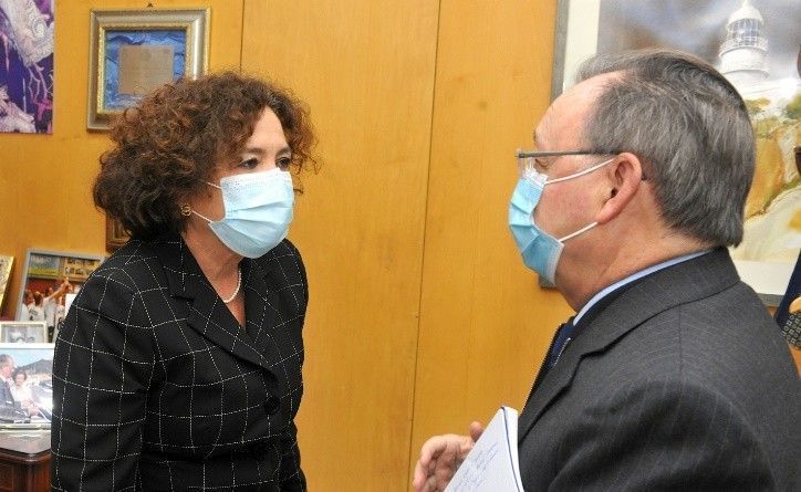 Juan Vivas mantiene una reunión con la rectora de la Universidad