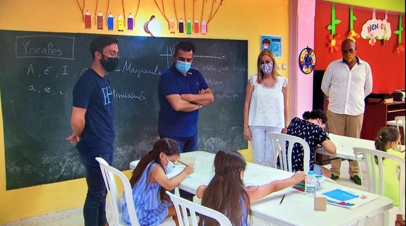 Carlos Rontomé visita la iglesia de Santa Teresa, la escuela de verano 'Ayúdales a volver al cole'
