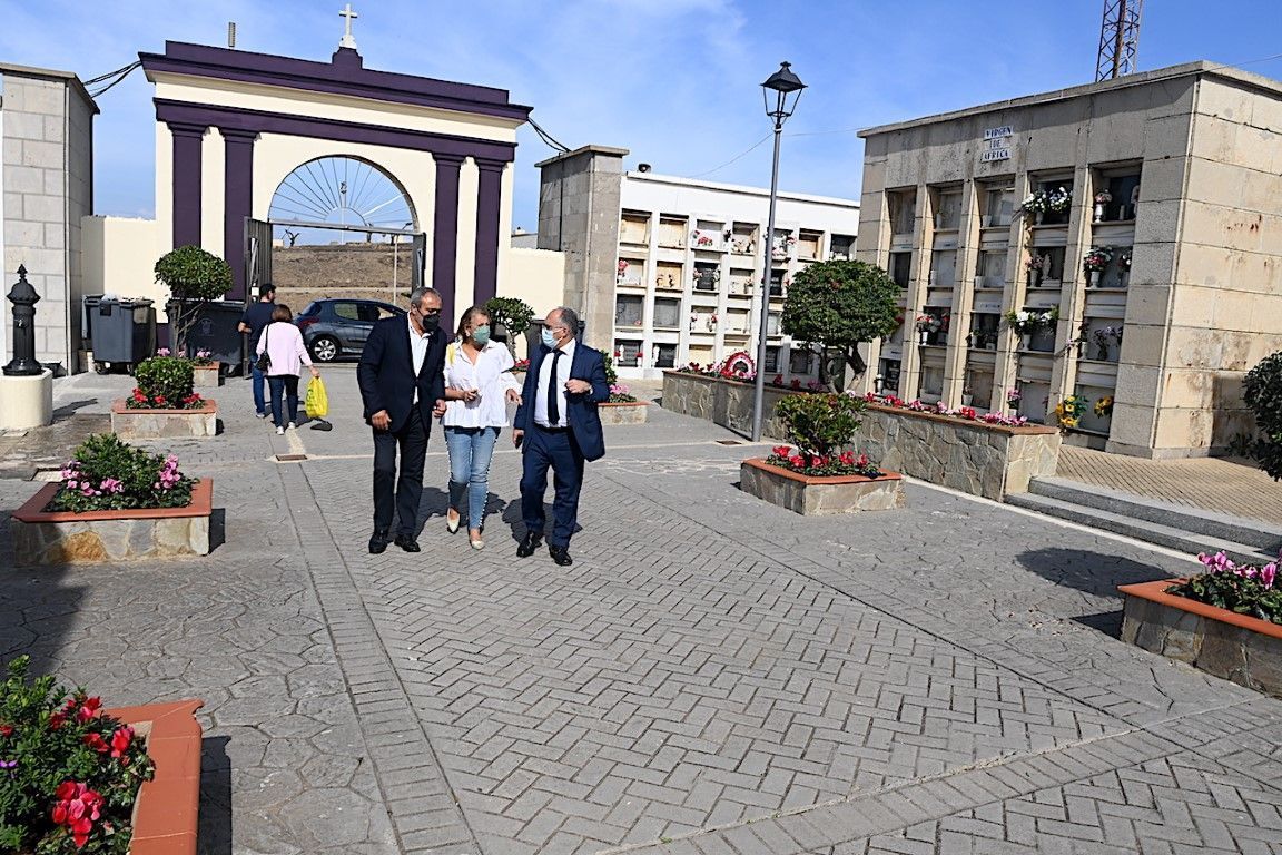 Gaitán visita el estado del cementerio para la festividad de Todos los Santos