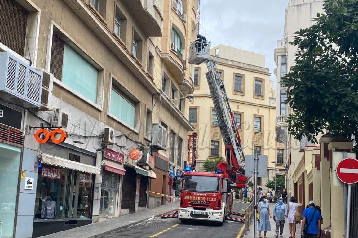 Los bomberos acuden a la calle Méndez Núñez por un desprendimiento de cascotes