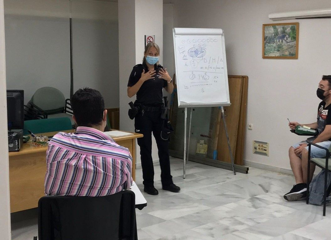 La Policía Nacional imparte una ponencia a los futuros vendedores de la ONCE
