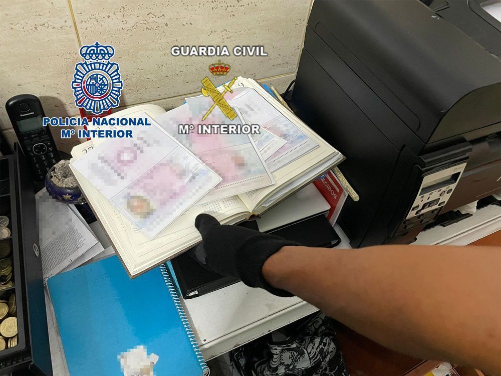 Desarticulada una red criminal dedicada a trasladar inmigrantes con documentación falsa desde Tenerife