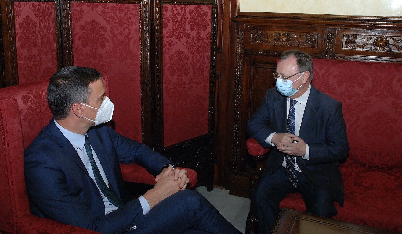 Vivas recibe una carta del presidente Sánchez asegurando la defensa de la integridad de Ceuta