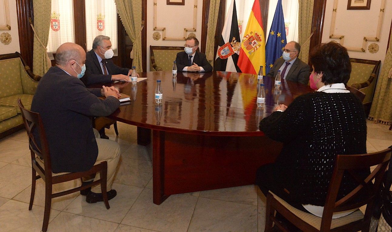 El presidente Vivas recibe a la nueva directiva de la AECC en Ceuta