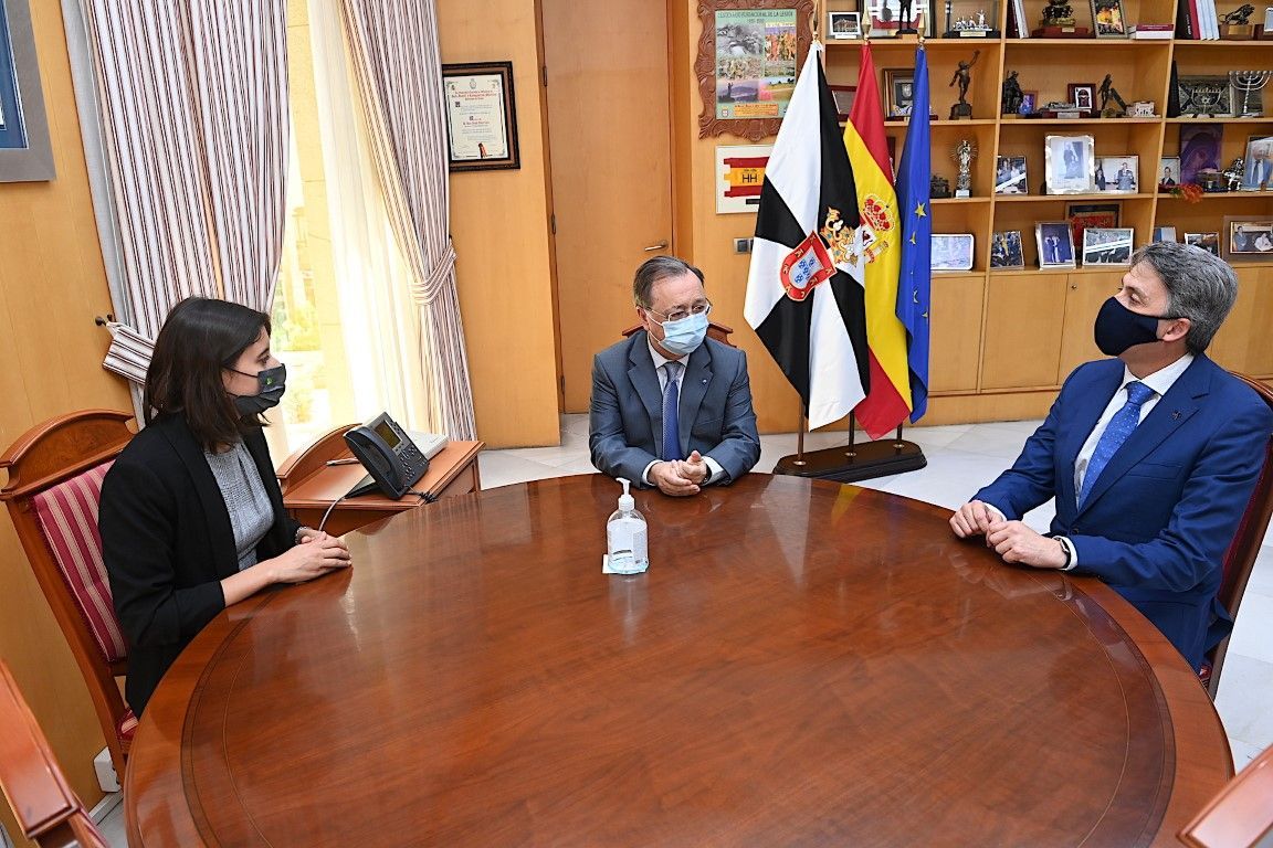 Vivas recibe a la nueva directora de la Once en Ceuta, María Fernández