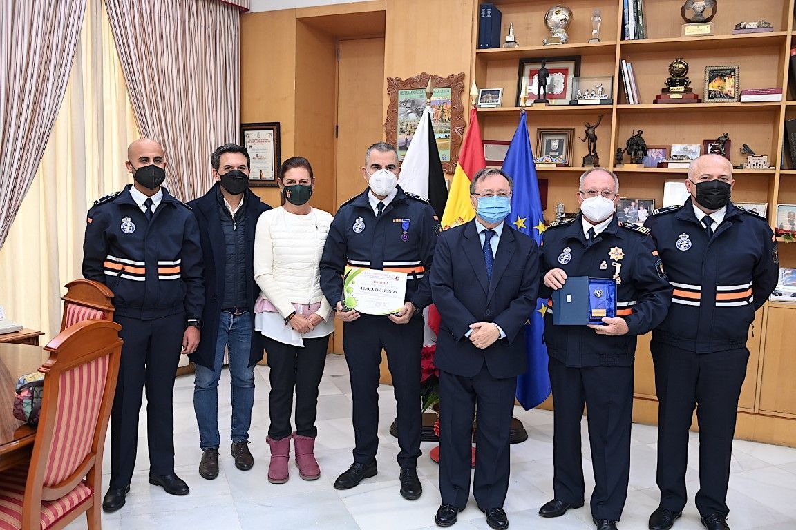 Juan Vivas felicita a los voluntarios de Protección Civil