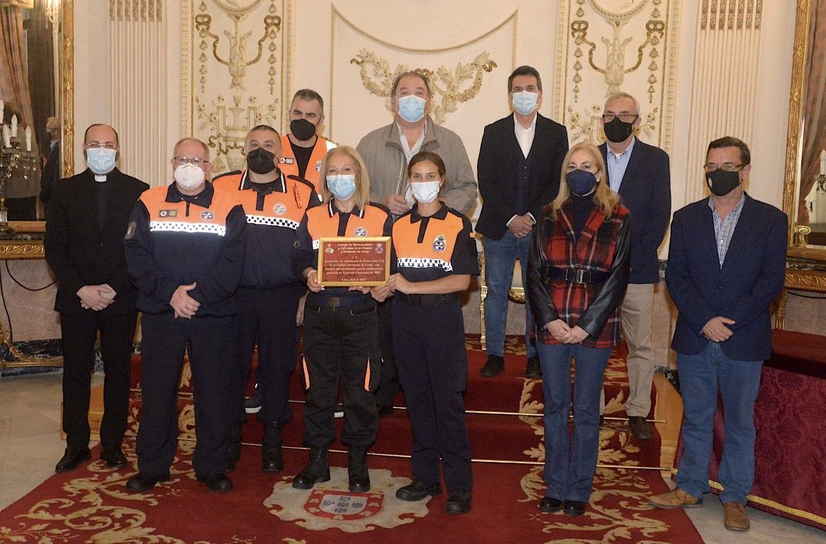 El Consejo de Hermandades y Cofradías entrega una placa a los voluntarios de Protección Civil