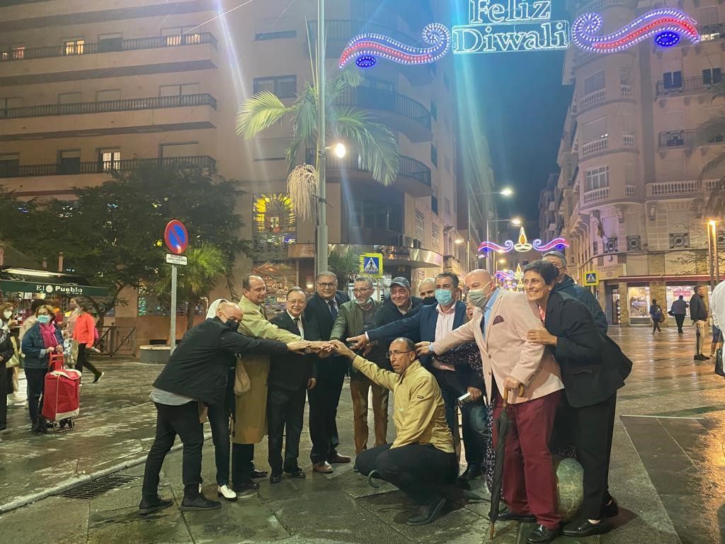 Inaugurado el alumbrado extraordinario por la festividad de la comuniadd hindú del Diwali