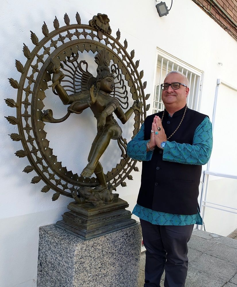 Ramchandani junto a la imagen de Shiva Nataraja que preside la entrada a la Embajada