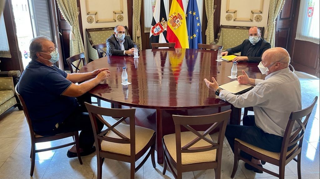 El consejero de Sanidad se reúne con el vicario y el presidente del Consejo de Hermandades