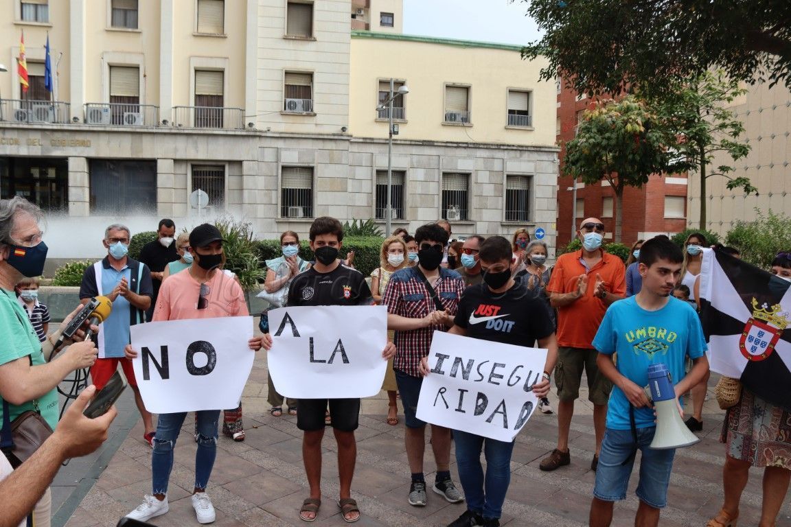 Medio centenar de personas se manifiestan por la seguridad en Ceuta