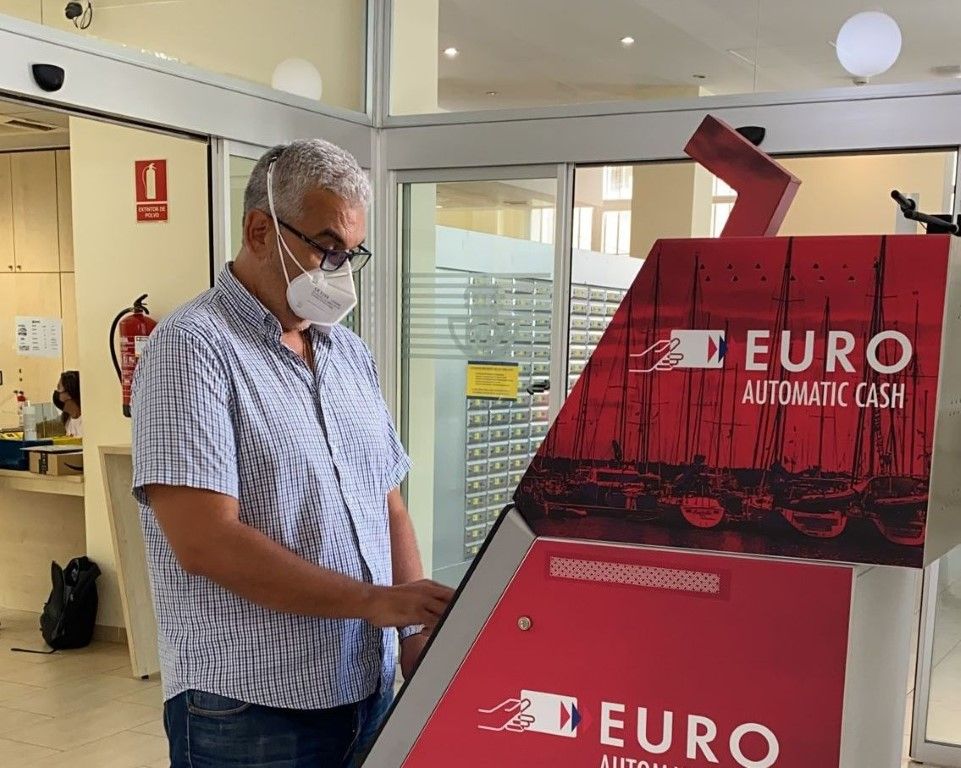 Correos instala un cajero automático en la oficina principal de Ceuta