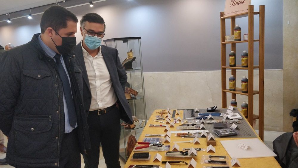 UGT muestra los trabajos de los cursos de marroquinería y moda y costura