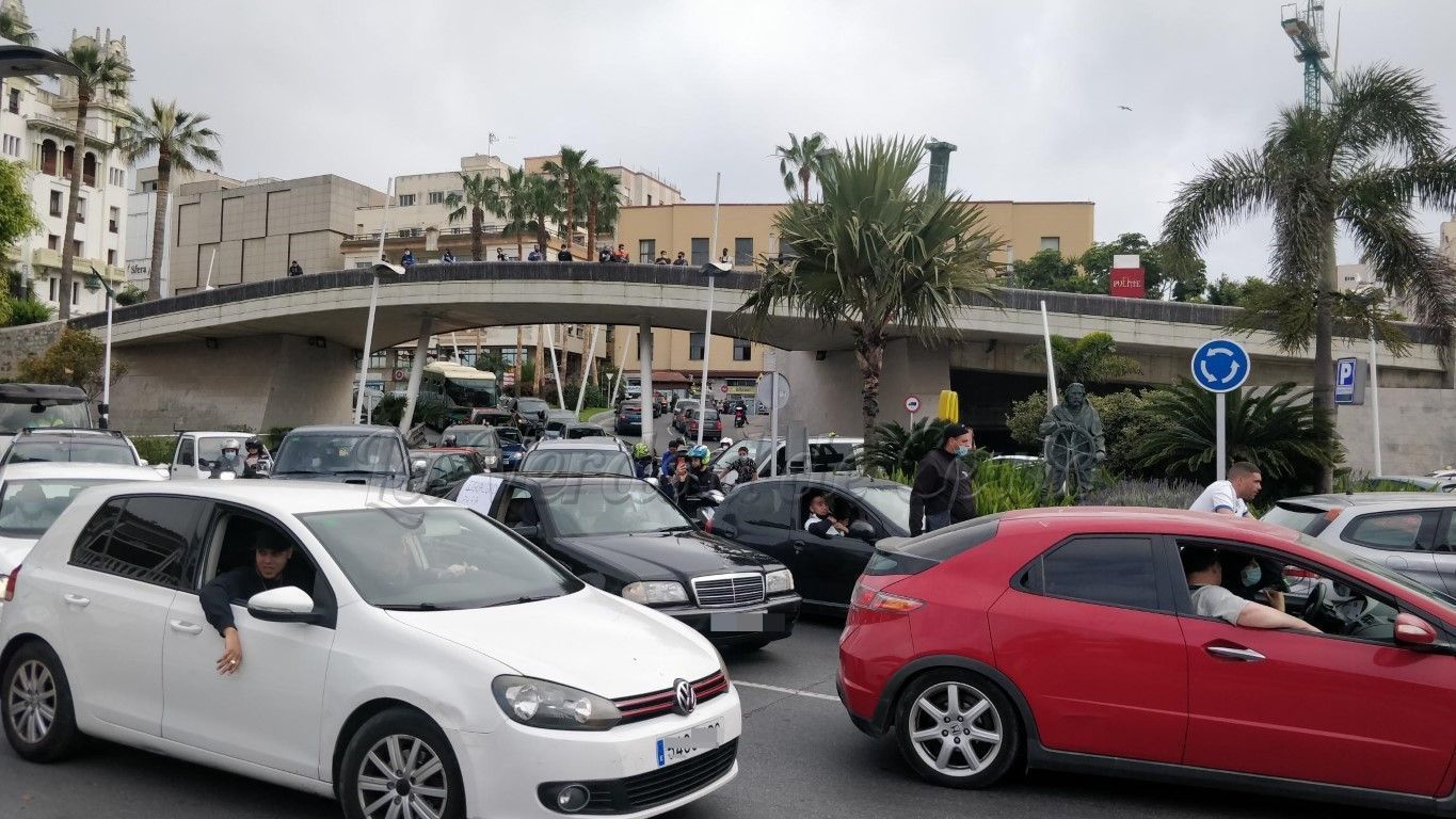 Una concentración en vehículos y motos pide a las autoridades retrasar el toque de queda por el Ramadán