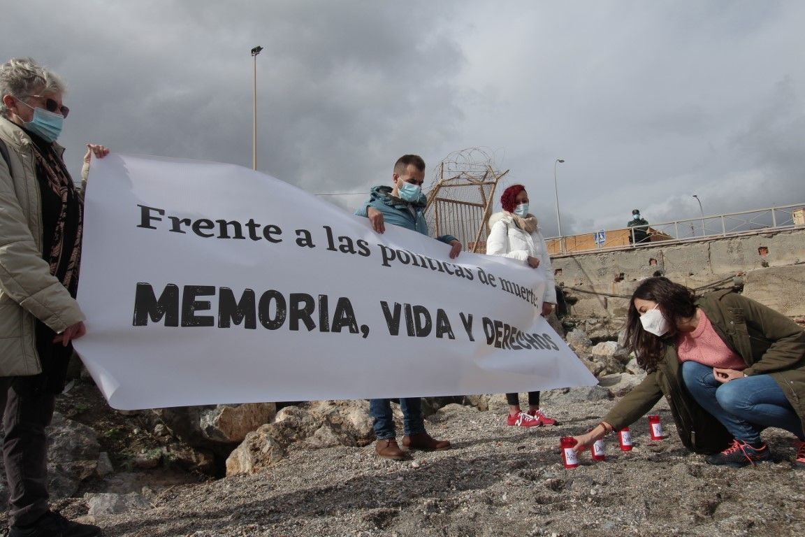 Una concentración en la playa del Tarajal recuerda a los 15 inmigrantes muertos hace siete años