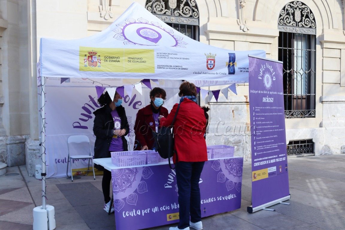 El Centro Asesor de la Mujer instala un "punto violeta" en el recinto ferial