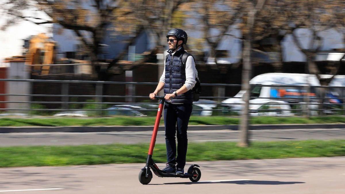 El casco será obligatorio para los usuarios de patinetes eléctricos