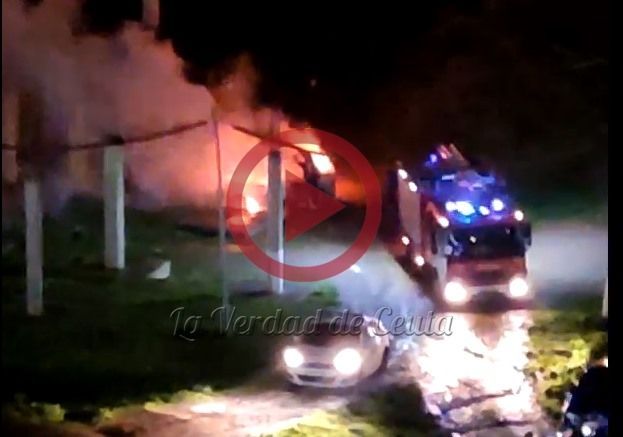 Los bomberos acuden a apagar otro vehículo incendiado en la Plaza Nicaragua