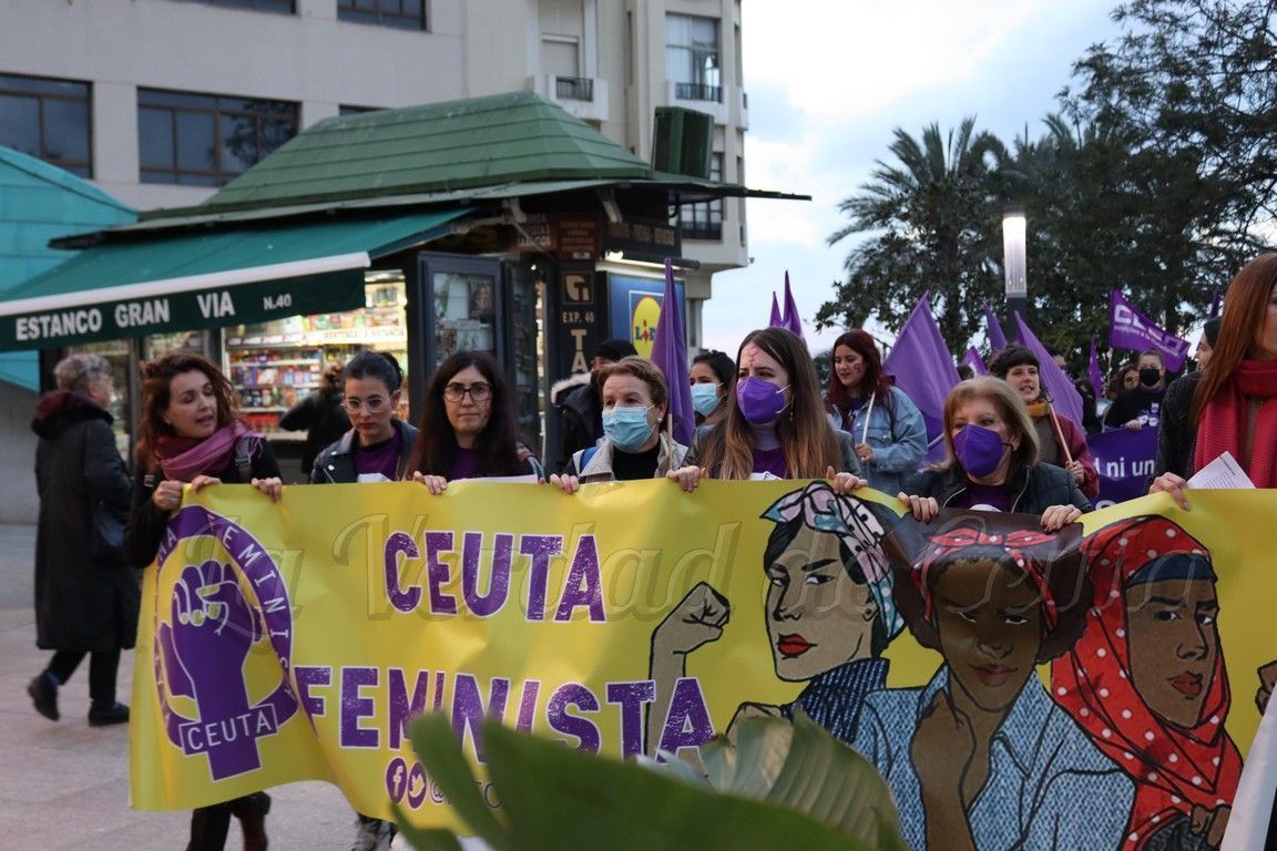 Pancartas y banderas moradas inundan el Paseo del Revellín por el 8M