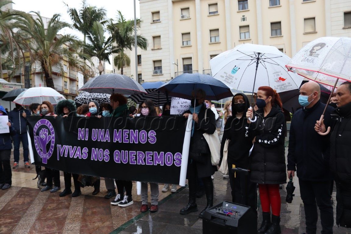 La Plataforma Feminista congrega a un centenar de personas para condenar el asesinato de María de los Ángeles