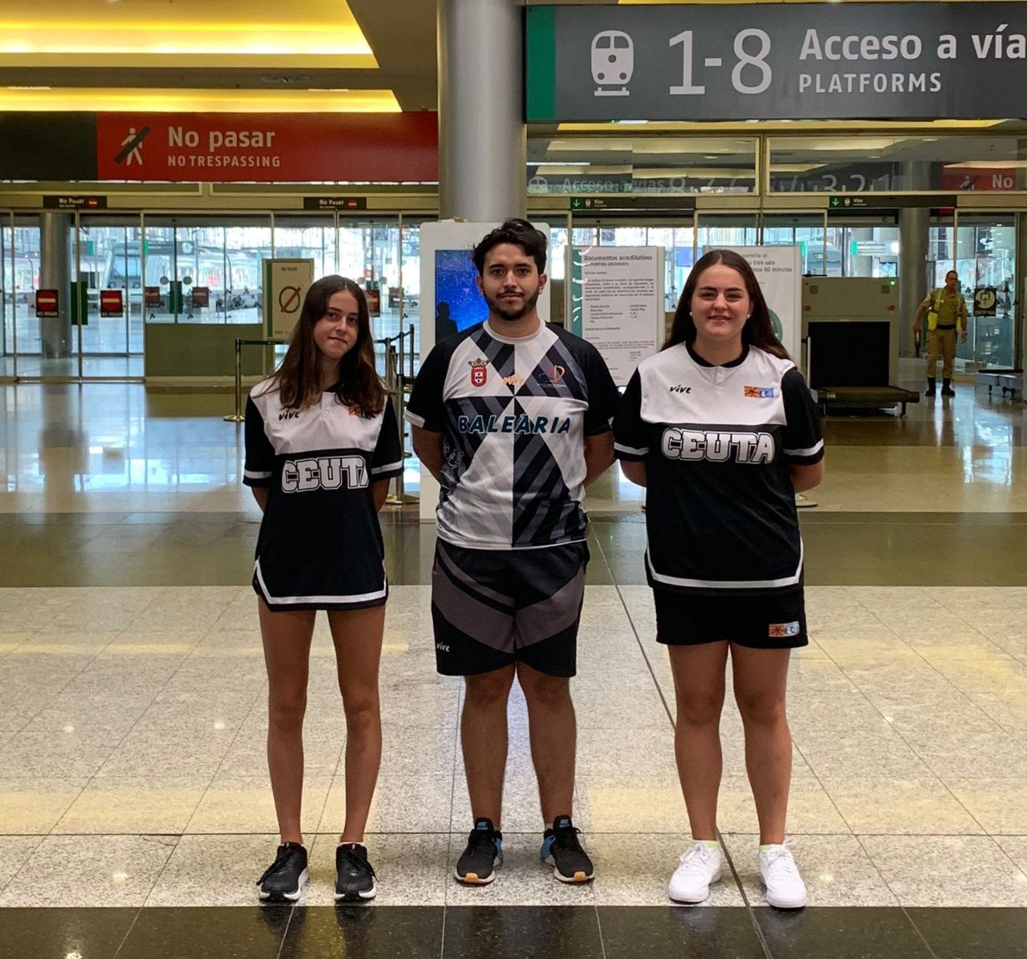 La FBC beca a dos jugadoras y a un entrenador para que acudan al Campus Young Start Basket