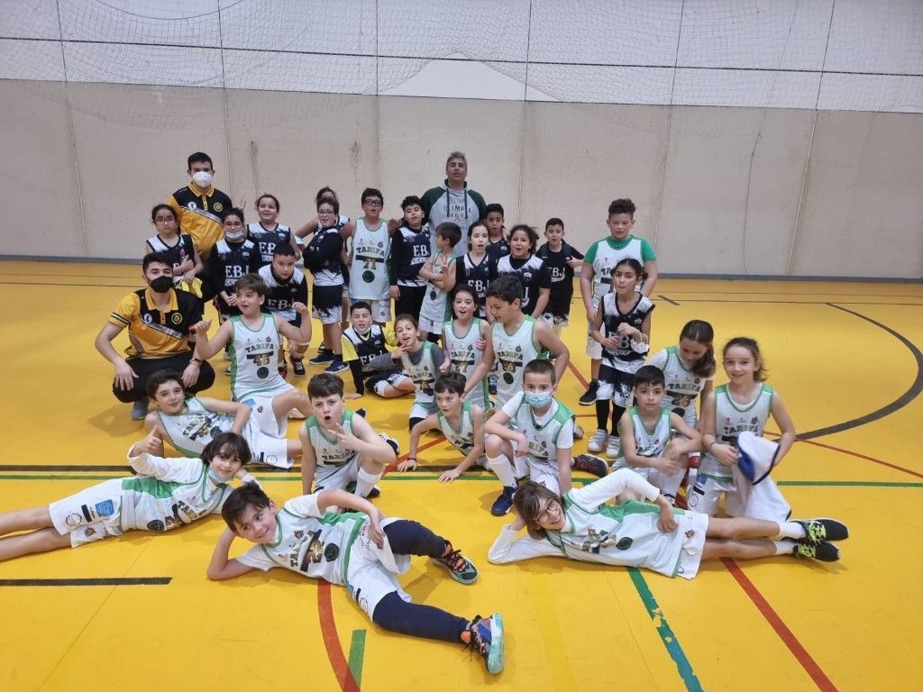 La Escuela de Baloncesto del Juventud disfruta de una jornada deportiva en Tarifa