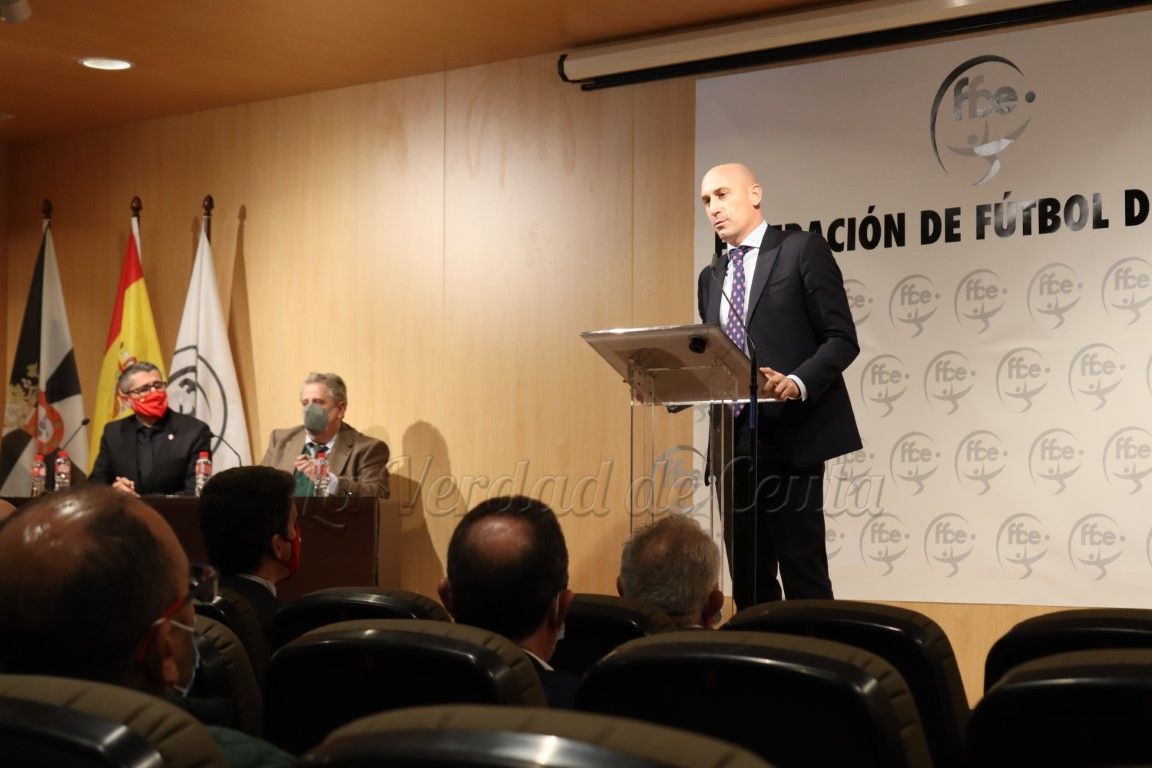 Rubiales y Medina Cantalejo estarán hoy en Ceuta para mostrar su apoyo al colegiado agredido