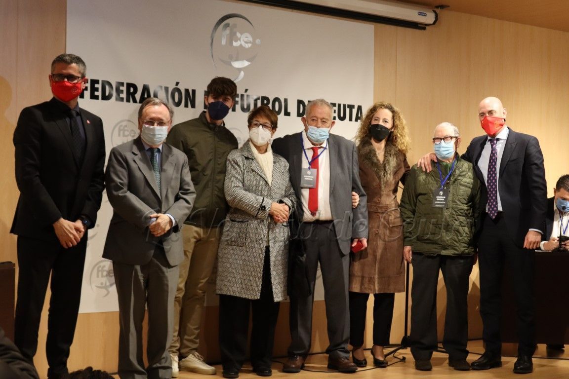 La Federación de Fútbol impone la insignia de oro a José María Oliveira y Antonio Fernández Prieto