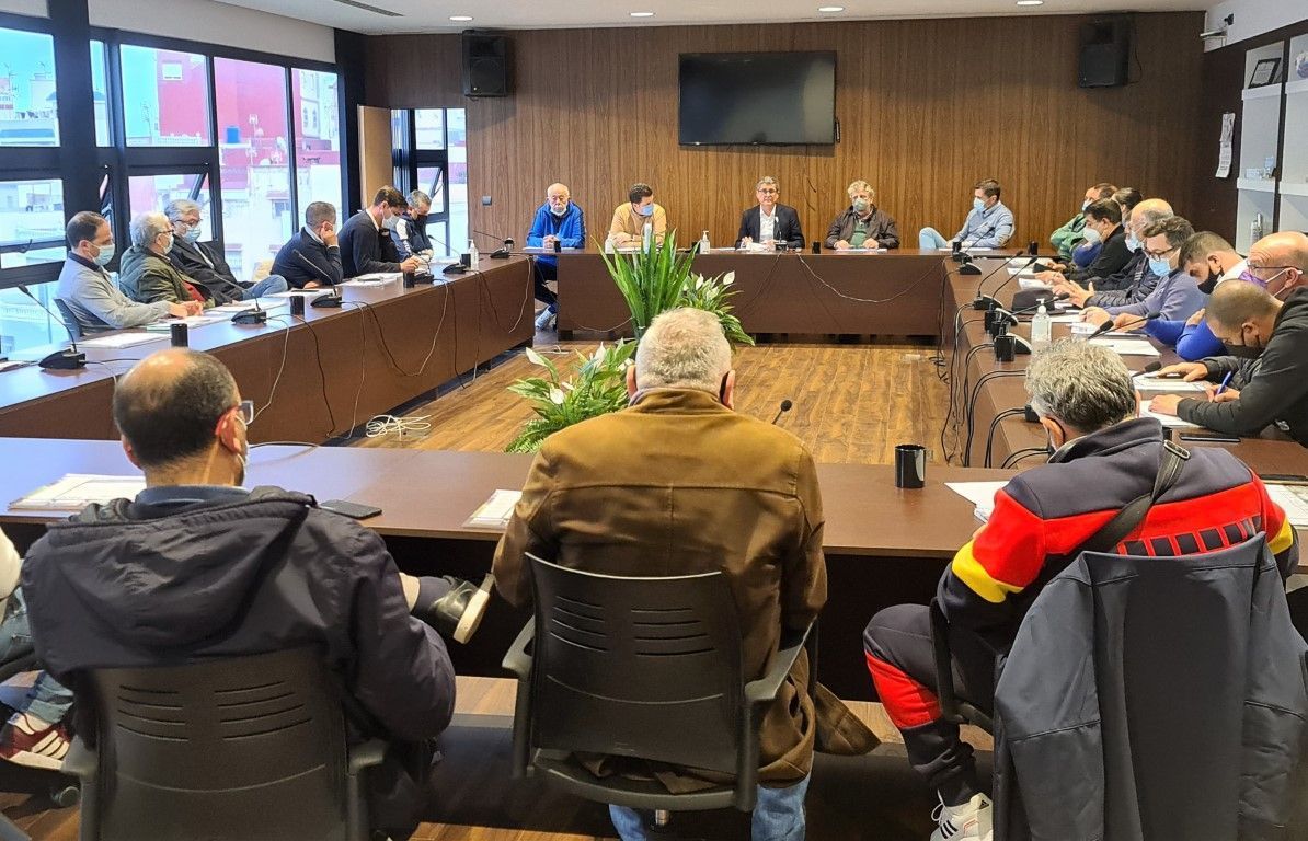 La Junta Directiva de la Federación de Fútbol de Ceuta, con su presidente Antonio García Gaona al frente, ha mantenido este lunes 7 de marzo una reunión de carácter urgente para tratar los siguientes puntos del orden del día: -	Informe del presidente dando cuenta de los últimos hechos acontecidos en relación al club Sporting Atlético y el Comité de Árbitros de la FFCE. -	Solicitar apoyo de la Junta Directiva para las medidas que se vayan a adoptar en relación a los hechos ocurridos. Gaona ha comenzado “lamentando y condenando” la agresión sufrida por el colegiado Antonio Pozo y ha informado que ha puesto en conocimiento de la situación, a la Real Federación Española de Fútbol y a las autoridades locales. El presidente ha pedido el apoyo a todos los miembros de la Junta Directiva para “actuar con firmeza ante este tipo de comportamientos, con el claro objetivo de erradicar la violencia en el fútbol”, recibiendo el mismo por unanimidad de todos los asistentes, para actuar en base a las normativas vigentes.   Además, tanto García Gaona como la totalidad de los directivos, han mostrado su incondicional “apoyo al colegiado Antonio Pozo, así como a todo el colectivo arbitral”, destacando el importante papel que desempeñan dentro del fútbol. Comité de Árbitros FFCE En otro orden de cosas, García Gaona ha informado que ha asumido provisionalmente la dirección del Comité de Árbitros de la FFCE, tras la dimisión de Carlos Martínez comunicada a nivel interna el pasado 18 de febrero. Para finalizar, Gaona ha indicado que este miércoles 9 de marzo, mantendrá una reunión en nuestra ciudad con Matías Caballero, presidente del Comité de Árbitros de la Real Federación Andaluza de Fútbol, programada la pasada semana.