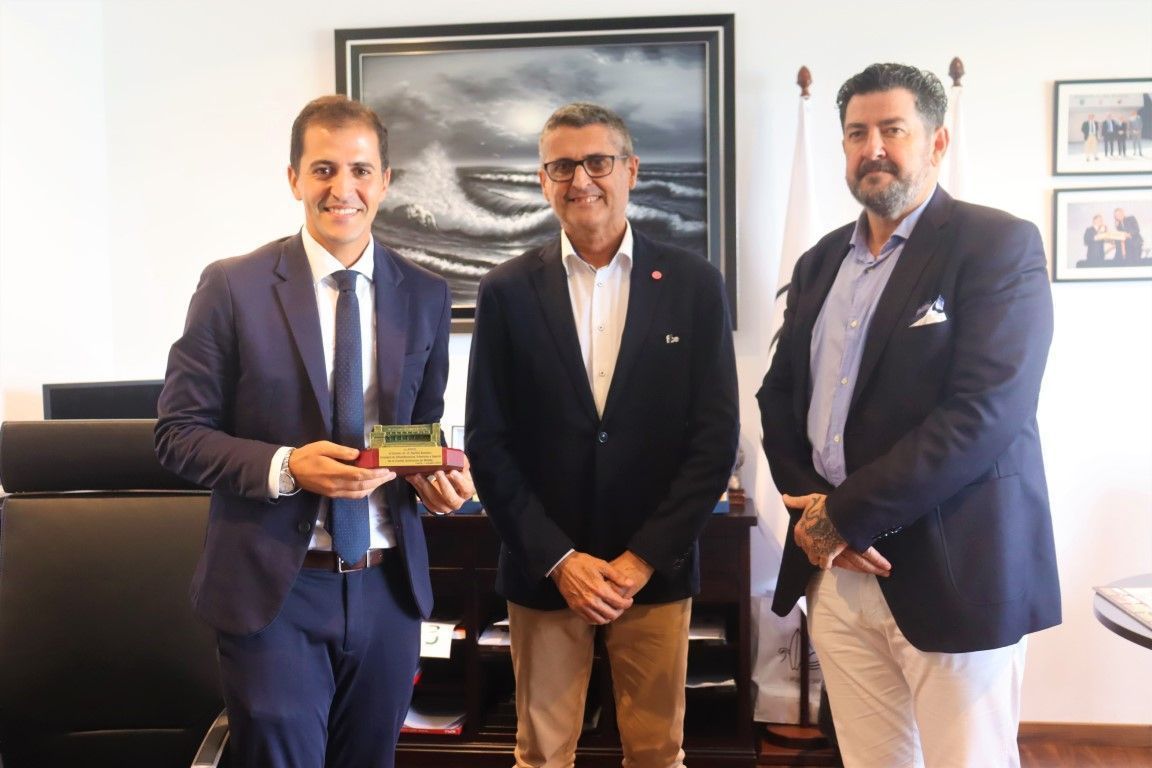 La RFFCE recibe en su sede federativa al Consejero de Deporte de Melilla, Rachid Bussian