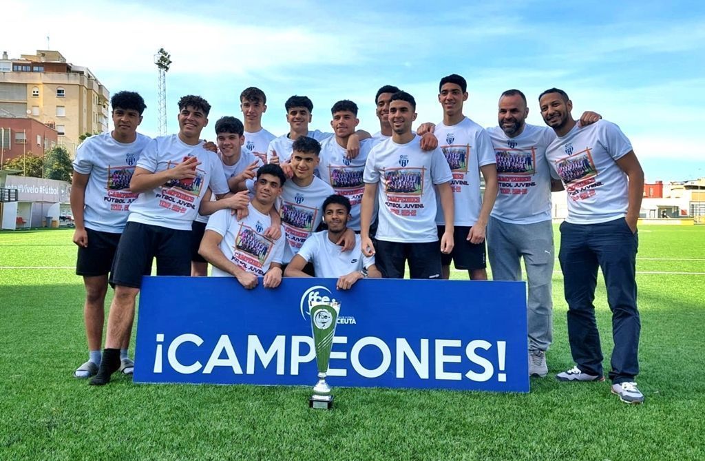 El UCIDCE ya tiene su trofeo como campeón de la Liga Juvenil de Fútbol