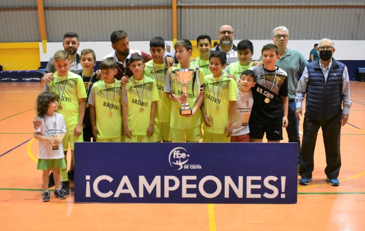 UA Ceutí y Polillas Ceuta ya tienen sus trofeos de primer y segundo clasificado de la Liga Alevín de Fútbol Sala