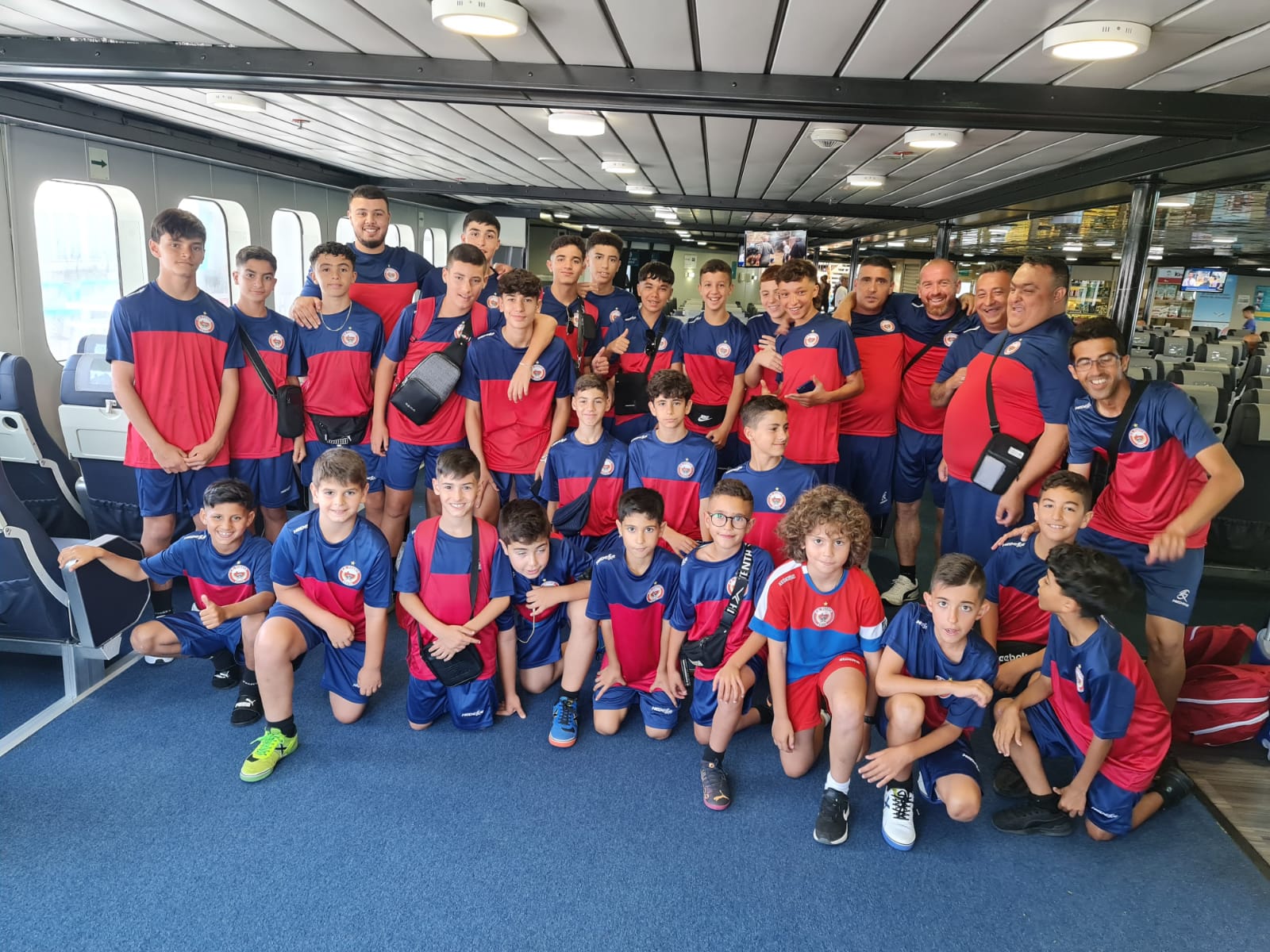 Los equipos alevin y benjamin del CD Puerto rumbo a sus respectivas sedes