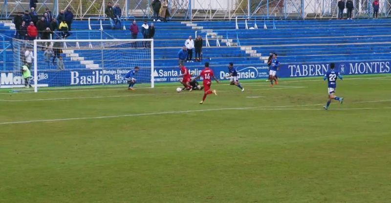 Ocasión de Pablo García en boca de gol en el minuto 95' pablo ocasión linares