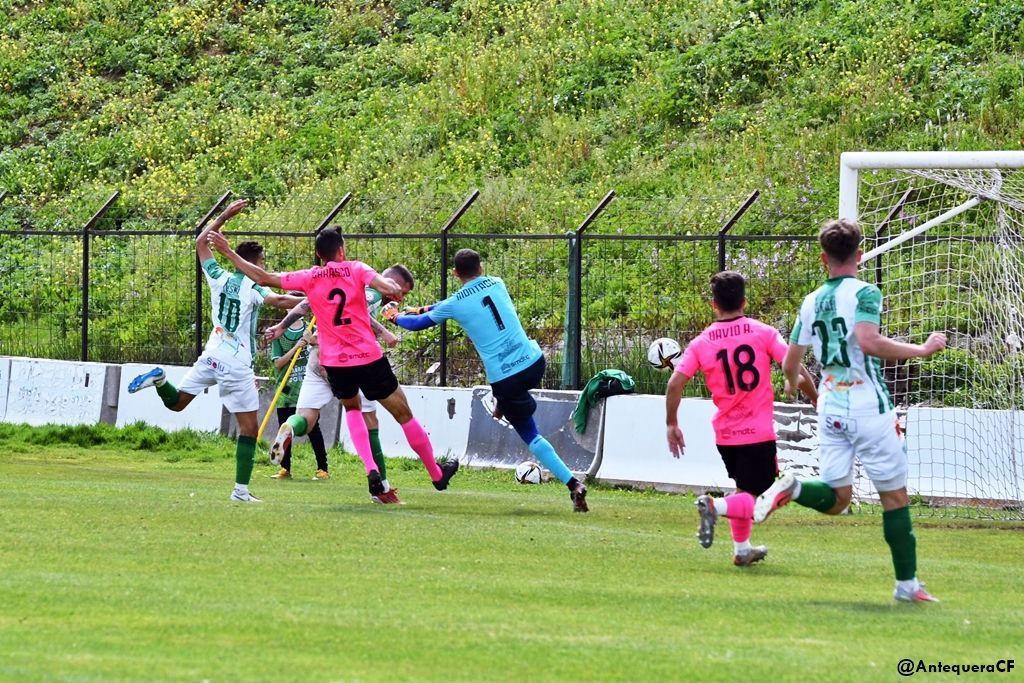 La AD Ceuta cae ante un Antequera con diez que fue mejor (3-1)