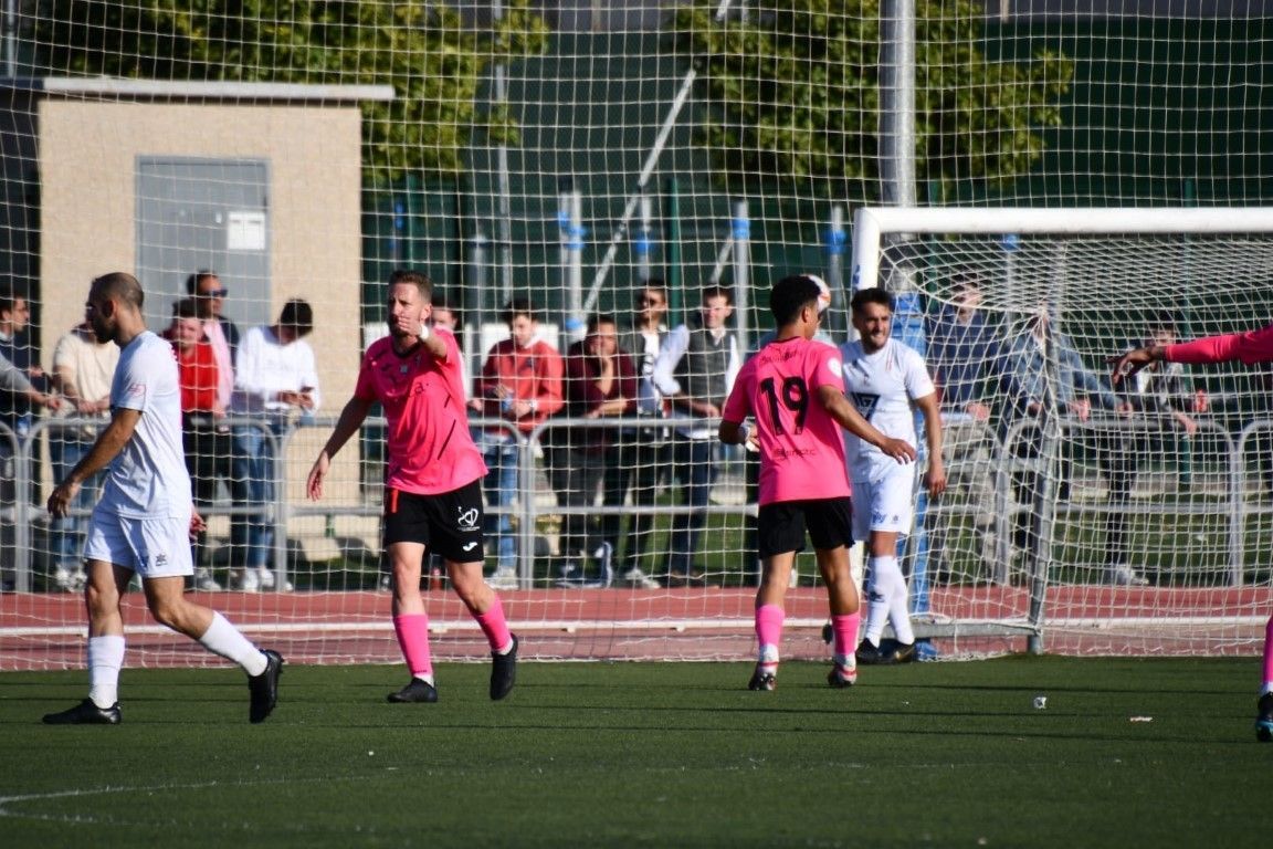 El Ceuta B pierde ante el Atlético Antoniano y acaba con nueve jugadores (2-0). 