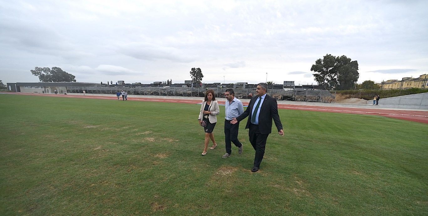 El Gobierno comprueba la colocación de las gradas supletorias en la pista de atletismo