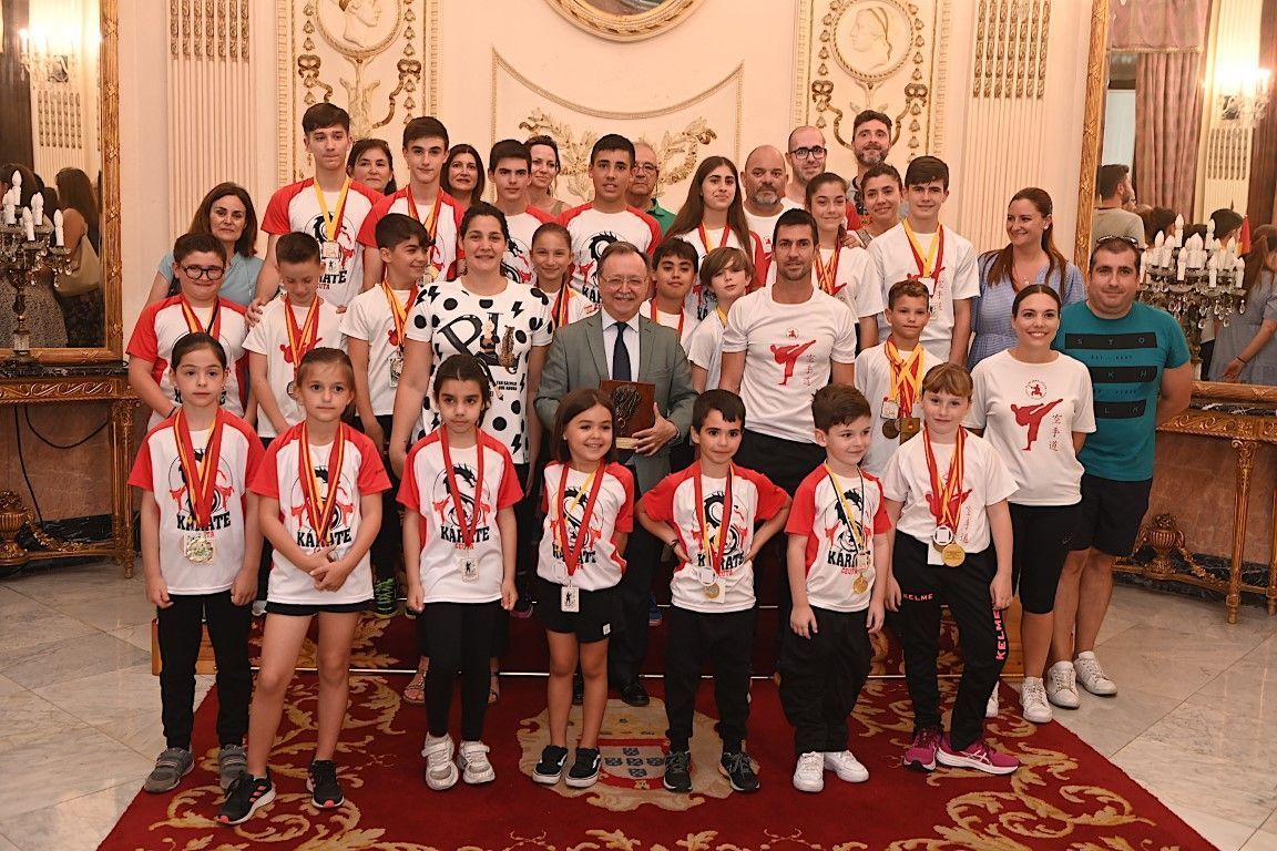El presidente Vivas recibe al Club Sepay de Karate 