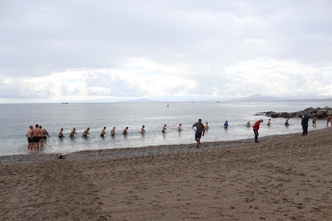 La selección militar de rugby realizó una sesión de crioterapia en la Playa de la Ribera Rugby Seleccion Militar 2022 01