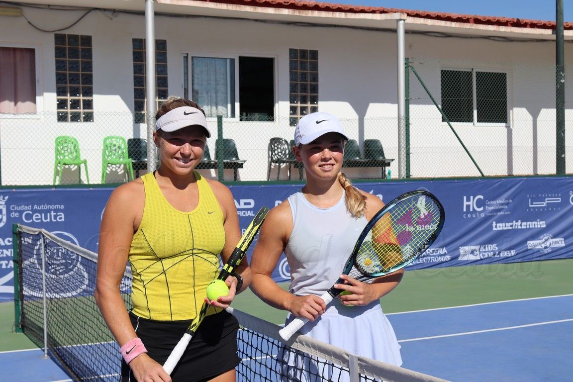 La jugadora danesa Olga Helmi gana el VI Internacional de Ceuta tras retirarse su contrincante en la final. A la derecha la campeona del Torneo