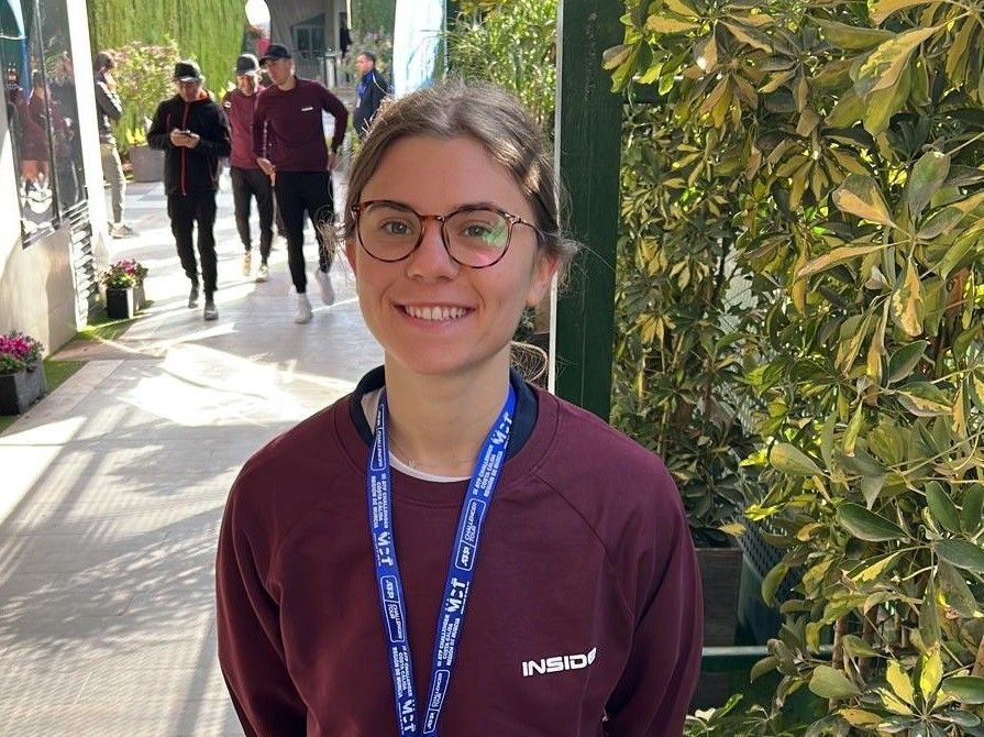 La ceutí Caridad Navarro Sánchez actúa como jueza de línea en un torneo en Murcia