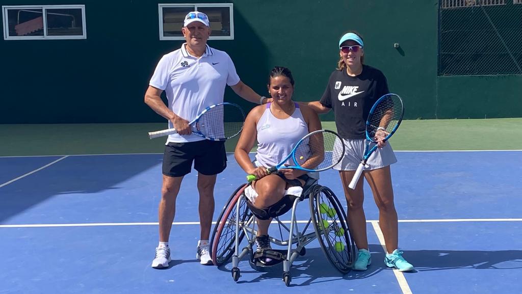 Olga Parres entrena con la tenista en silla de ruedas Najwa Awane