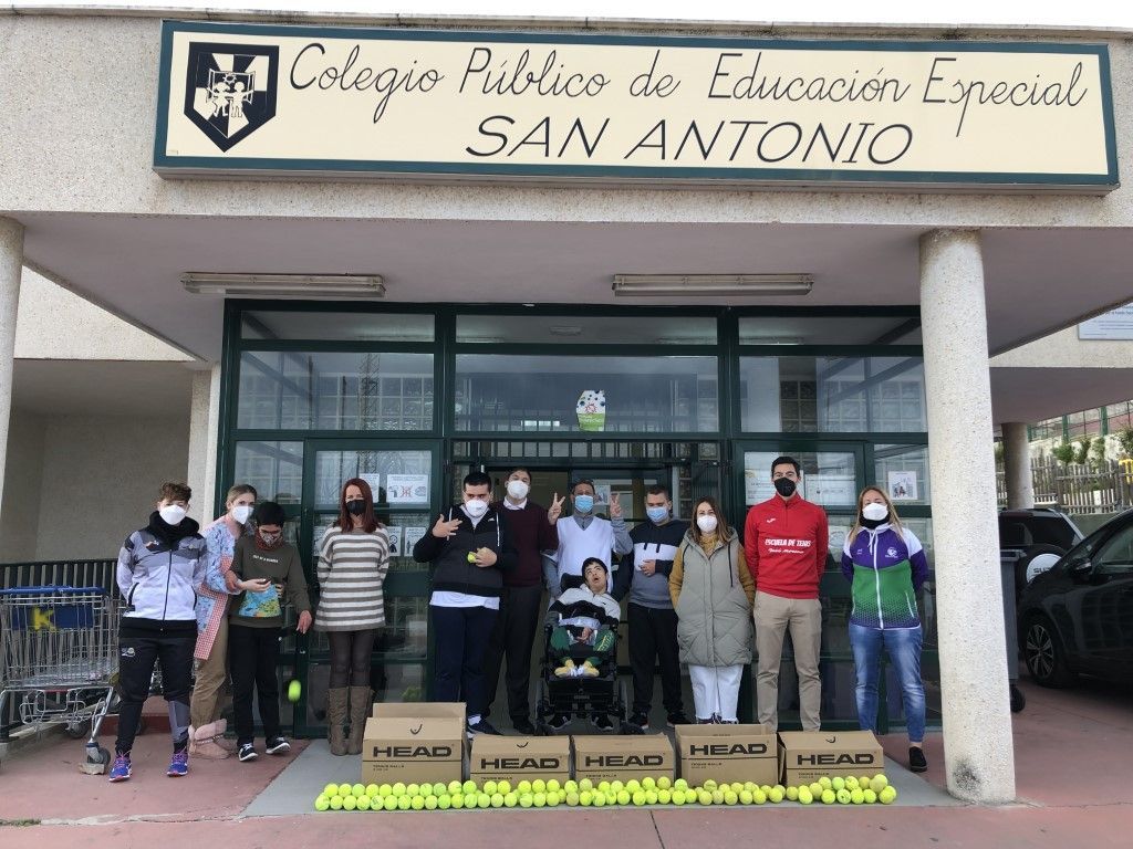 El CEEP "San Antonio” recibe de la Federación de  Tenis 500 pelotas de tenis en su campaña saludable