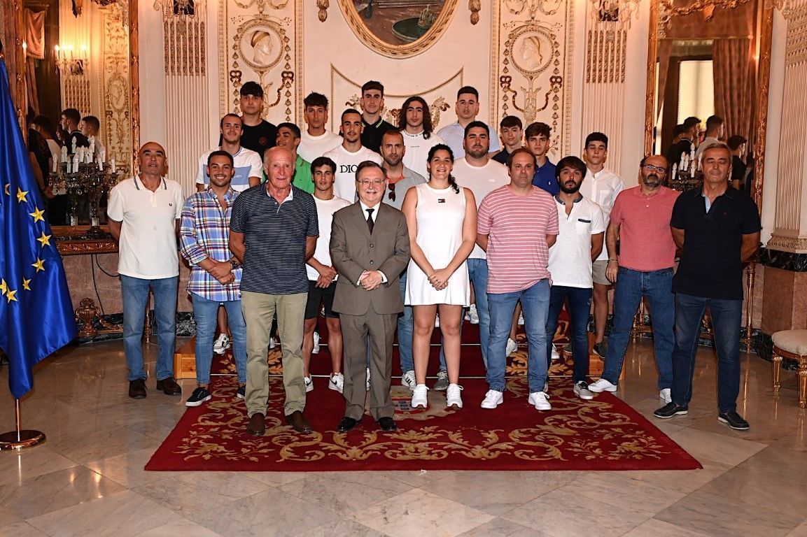 Juan Vivas ofrece una recepción a la plantilla del Club Natación Caballa