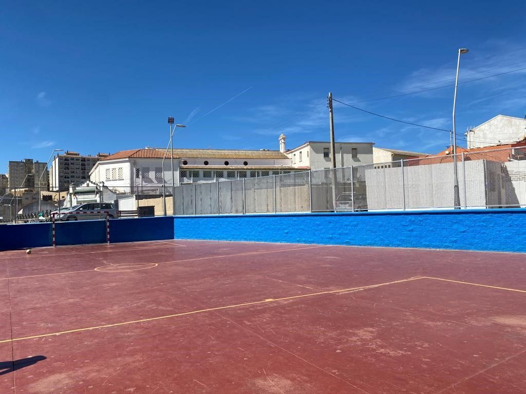 Finalizan las tareas de cerramiento de la pista del colegio de las Adoratrices
