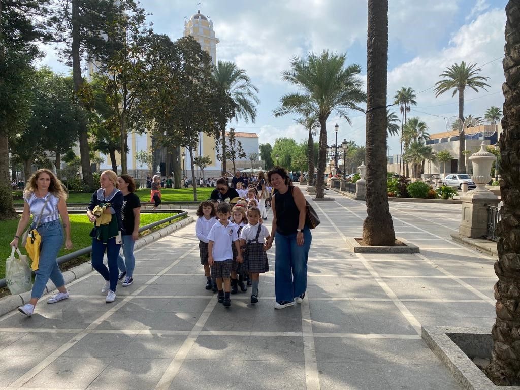 Los alumnos del colegio San Daniel participan en una ofrenda de flores