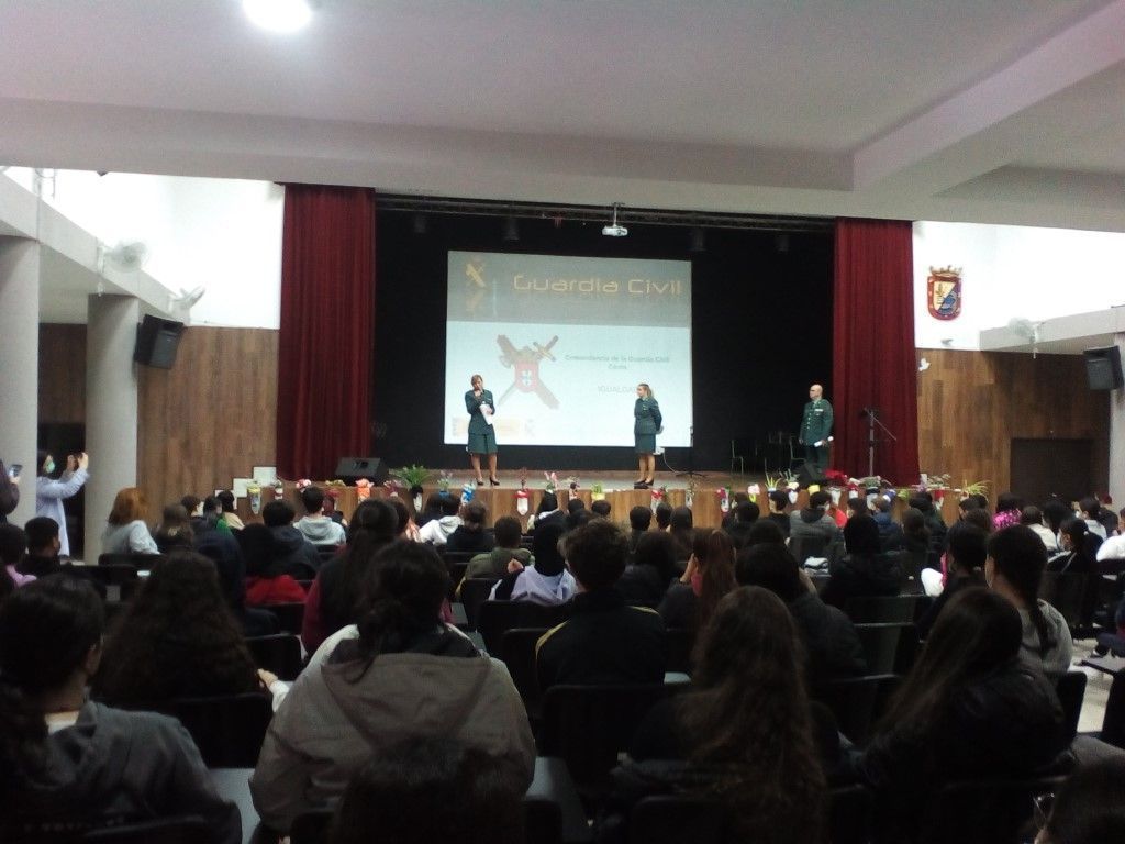 El IES Abyla organiza unas charlas con agentes de la Policía Nacional y Guardia Civil con motivo de la Semana de la Mujer